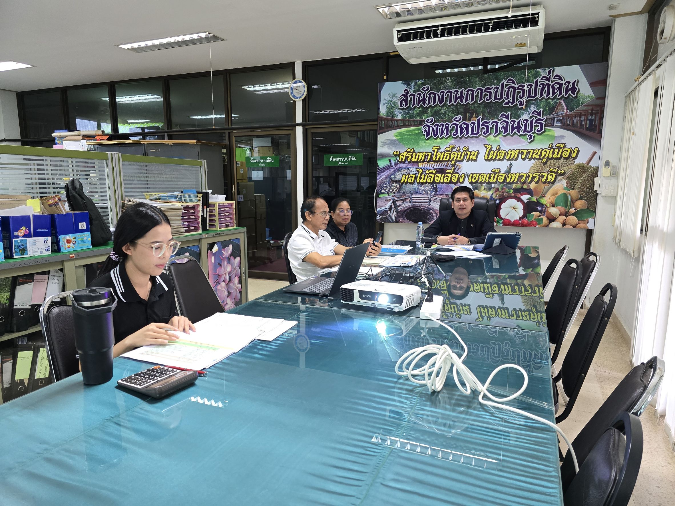 title - วันพุธที่ 19 สิงหาคม 2569 เวลา 09.00 น. นายวิทูล ประดิษฐบุญ ปฏิรูปที่ดินจังหวัดปราจีนบุรี พร้อมด้วย เจ้าหน้าที่ ส.ป.ก.ปราจีนบุรี เข้าร่วมการประชุม ติดตามผลการดำเนินงาน และการใช้จ่ายงบประมาณ ประจำปีงบประมาณ พ.ศ. 2569 (ภาคกลาง)